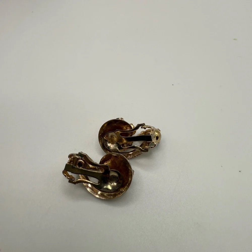 Vintage Gold Tone Emerald Green Cluster Clip-On Earrings | Retro Statement